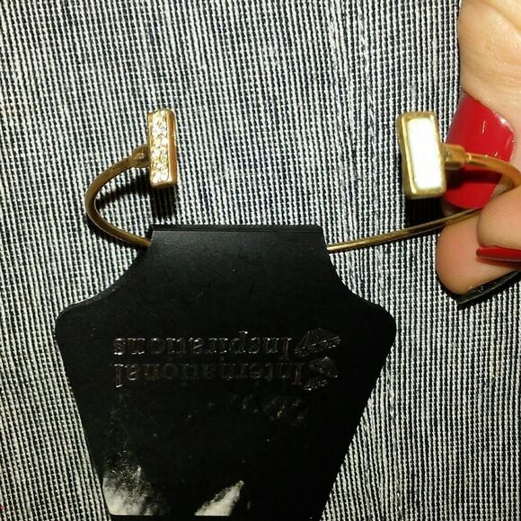 International Inspirations golden cuff bracelet - Picture 3 of 5